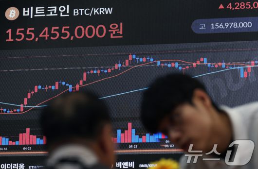 가상화폐 대장주 비트코인이 연일 신고가를 경신하는 가운데 11일 오전 서울 서초구 빗썸라운지 강남본점 전광판에 비트코인 거래 가격이 표시되고 있다.  2025.7.11/뉴스1 ⓒ News1 오대일 기자