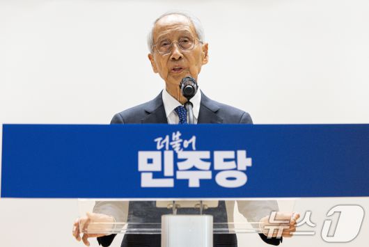 윤여준 더불어민주당 상임 총괄선대본부장이 4일 오후 서울 여의도 국회 의원회관에서 열린 제21대 대통령선거 선거대책위원회 해단식에서 발언을 하고 있다. 2025.6.4/뉴스1 ⓒ News1 이재명 기자