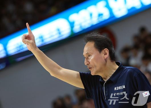 11일 오후 경기도 안양 정관장 체육관에서 열린 하나은행 초청 2025 남자농구 국가대표 평가전 대한민국과 일본의 경기에서 안준호 감독이 작전 지시를 하고 있다. 2025.7.11/뉴스1 ⓒ News1 박정호 기자