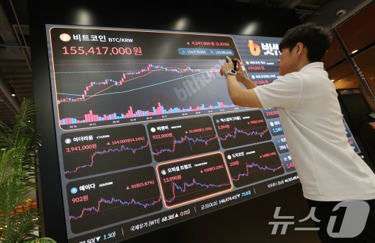 가상화폐 대장주 비트코인이 연일 신고가를 경신하는 가운데 11일 오전 서울 서초구 빗썸라운지 강남본점 전광판에 비트코인 거래 가격이 표시되고 있다.  2025.7.11/뉴스1 ⓒ News1 오대일 기자