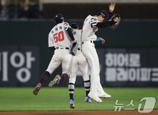 7일 오후 부산 사직야구장에서 열린 '2025 신한 SOL 뱅크 KBO리그' 프로야구 롯데 자이언츠와 SSG 랜더스의 경기에서 6대 2로 승리한 롯데 선수들이 기뻐하고 있다. 2025.5.7/뉴스1 ⓒ News1 윤일지 기자