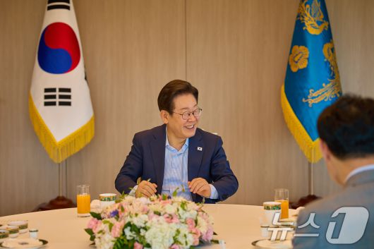 이재명 대통령이 11일 서울 용산 대통령실 청사에서 조갑제 전 월간조선 편집장, 정규재 전 한국경제 주필과 언론인 오찬 회동을 하고 있다. (대통령실 제공. 재판매 및 DB 금지) 2025.7.11/뉴스1 ⓒ News1 허경 기자