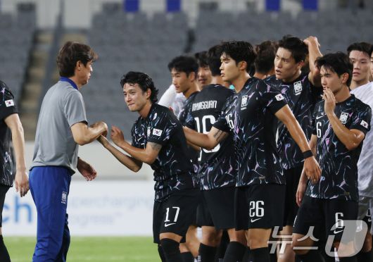 홍명보 대한민국 축구 국가대표팀 감독과 축구대표팀 선수단. /뉴스1 ⓒ News1 김영운 기자