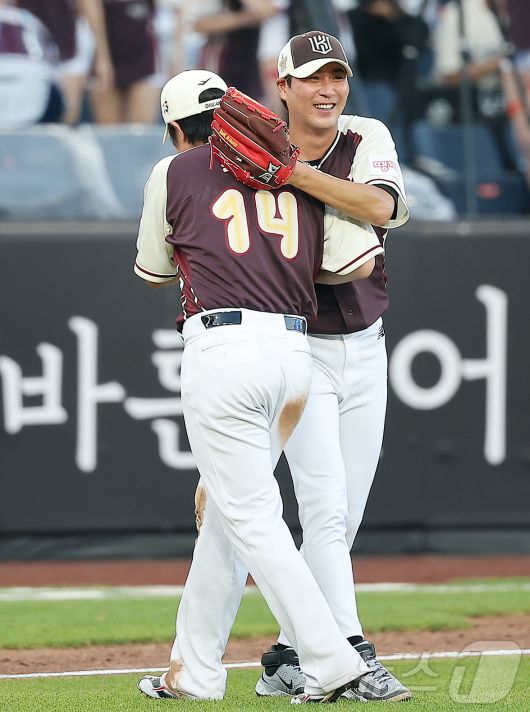 12일 대전 한화생명 볼파크에서 열린 ‘2025 신한 SOL뱅크 KBO 올스타전’에서 투수로 깜짝 등판한 최정이 이닝을 마친 뒤 우규민과 포옹을 하고 있다. 2025.7.12/뉴스1 ⓒ News1 김진환 기자
