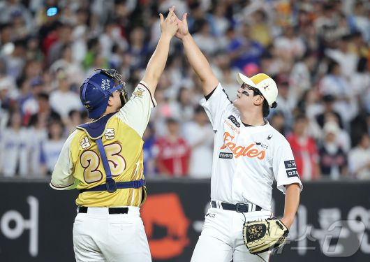 12일 대전 한화생명 볼파크에서 열린 ‘2025 신한 SOL뱅크 KBO 올스타전’에서 나눔 올스타 NC 포수 김형준과 한화 마무리 김서현이 8대6 승리를 지켜낸 뒤 세리머니를 하고 있다. 2025.7.12/뉴스1 ⓒ News1 김진환 기자