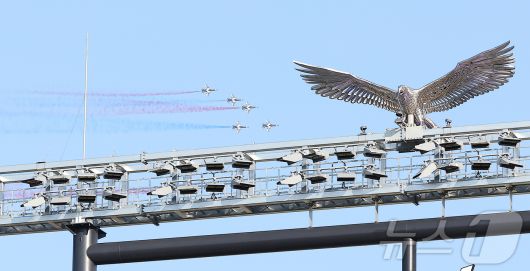 12일 대전 한화생명 볼파크에서 열린 ‘2025 신한 SOL뱅크 KBO 올스타전’에서 대한민국 공군 특수비행팀 '블랙이글스'가 비행하고 있다. 2025.7.12/뉴스1 ⓒ News1 김진환 기자