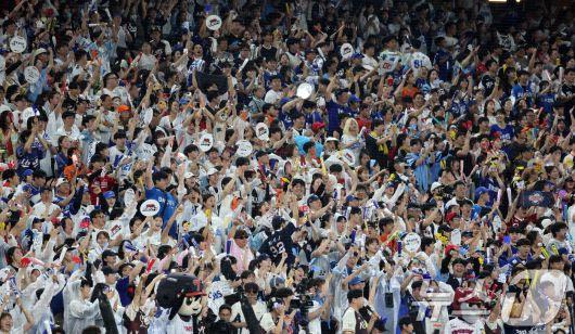 12일 오후 대전 한화생명볼파크에서 열린 '2025 신한 SOL Bank KBO 올스타전'에서 야구팬들이 열띤 응원을 펼치고 있다. 2025.7.12/뉴스1 ⓒ News1 김기태 기자