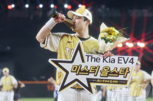 12일 대전 한화생명 볼파크에서 열린 ‘2025 신한 SOL뱅크 KBO 올스타전’에서 미스터 올스타에 선정된 LG 박동원이 트로피에 키스를 하고 있다. 2025.7.12/뉴스1 ⓒ News1 김진환 기자