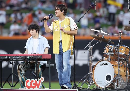 가수 이무진이 12일 대전 한화생명 볼파크에서 열린 ‘2025 신한 SOL뱅크 KBO 올스타전’에서 열정적인 공연을 펼치고 있다. 2025.7.12/뉴스1 ⓒ News1 김진환 기자