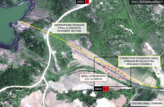 폐수가 버려진 연못에서 지하 배수로까지의 거리와 폭 0.5~1m의 배수로 등을 촬영한 위성 사진. ( nK Insight 보고서 갈무리)/뉴스1 ⓒ News1 유민주 기자