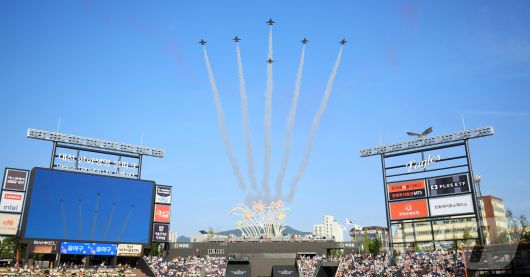 12일 대전 한화생명 볼파크에서 열린 ‘2025 신한 SOL뱅크 KBO 올스타전’에서 대한민국 공군 특수비행팀 '블랙이글스'가 비행하고 있다. 2025.7.12/뉴스1 ⓒ News1 김진환 기자