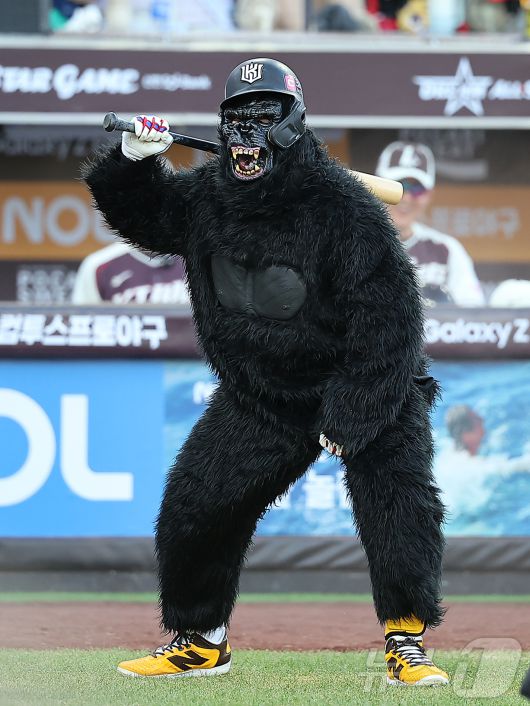 12일 대전 한화생명 볼파크에서 열린 ‘2025 신한 SOL뱅크 KBO 올스타전’에서 kt 안현민이 고릴라 퍼포먼스를 펼치고 있다. 2025.7.12/뉴스1 ⓒ News1 김진환 기자