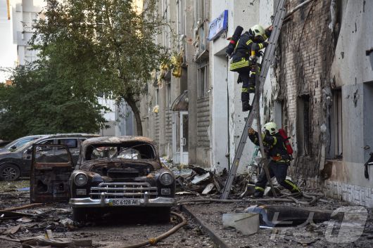 러시아가 12일 대규모 드론과 미사일로 우크라이나 서부 지역을 공습했다. 사진은 리비우의 공습 피해 현장. 2025.7.12. ⓒ 로이터=뉴스1