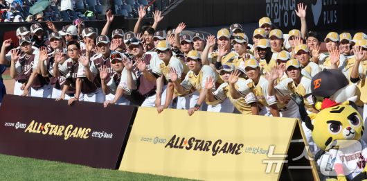 12일 오후 대전 한화생명볼파크에서 열린 '2025 신한 SOL Bank KBO 올스타전'에서 선수들이 기념촬영 하고 있다. 2025.7.12/뉴스1 ⓒ News1 김기태 기자