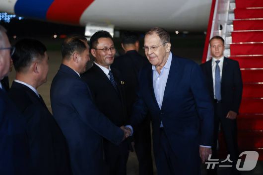 11일 밤 북한 원산에 도착한 세르게이 라브로프 러시아 외무장관의 모습 (출처 주북 러시아 대사관 텔레그램)