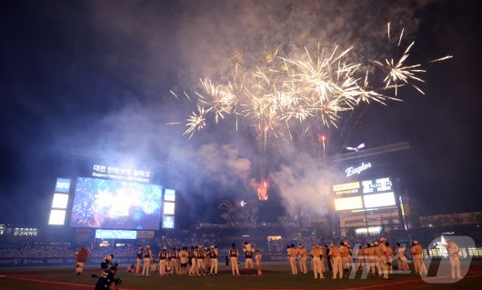 12일 대전 한화생명 볼파크에서 열린 ‘2025 신한 SOL뱅크 KBO 올스타전’이 끝난 뒤 화려한 불꽃쇼가 펼쳐지고 있다. 2025.7.12/뉴스1 ⓒ News1 김진환 기자