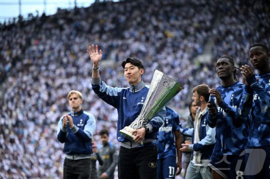 토트넘 홋스퍼의 손흥민(가운데)ⓒ AFP=뉴스1