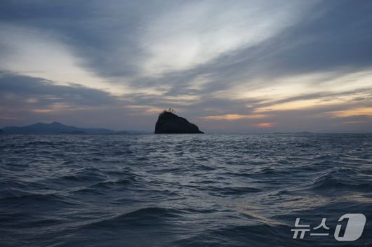 일출 무렵의 죽항도 앞바다와 상어여. 2025.7.11/뉴스1 ⓒ News1 조영석 기자