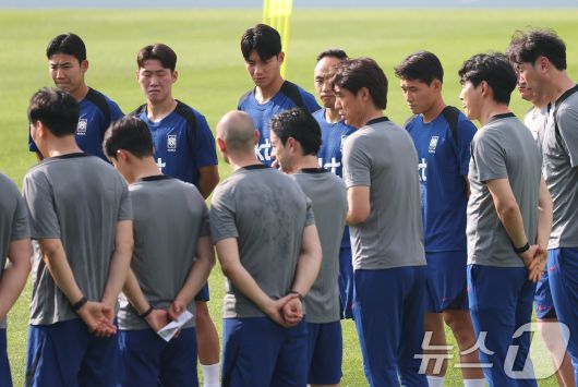 훈련 전 선수들에게 설명하는 홍명보 감독(가운데) 2025.7.3/뉴스1 ⓒ News1 김영운 기자