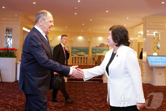 (평양 노동신문=뉴스1) = 세르게이 라브로프 러시아 외무장관과 최선희 북한 외무상. [국내에서만 사용가능. 재배포 금지. DB 금지. For Use Only in the Republic of Korea. Redistribution Prohibited] rodongphoto@news1.kr