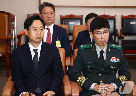 이시원 전 대통령실 공직기강비서관과 임기훈 국방대총장, 신범철 전 국방부차관이 21일 오전 서울 여의도 국회에서 열린 법제사법위원회 전체회의 순직 해병 수사 방해 및 사건 은폐 등의 진상규명을 위한 특별검사의 임명 등에 관한 법률안 관련 입법청문회에 출석해 자리에 앉아 있다. 2024.6.21/뉴스1 ⓒ News1 이광호 기자