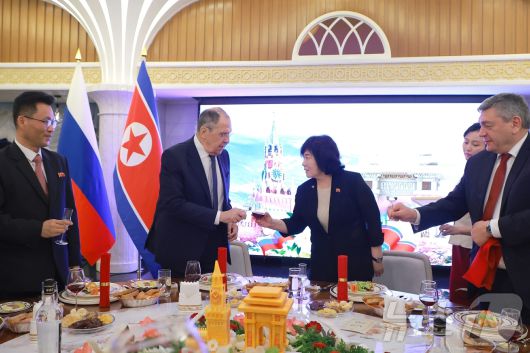 (평양 노동신문=뉴스1) = 북한 노동당 기관지 노동신문은 13일 세르게이 라브로프 러시아 외무상과 최선희 외무상이 전날 북한 원산에서 만났다고 보도했다. [국내에서만 사용가능. 재배포 금지. DB 금지. For Use Only in the Republic of Korea. Redistribution Prohibited] rodongphoto@news1.kr