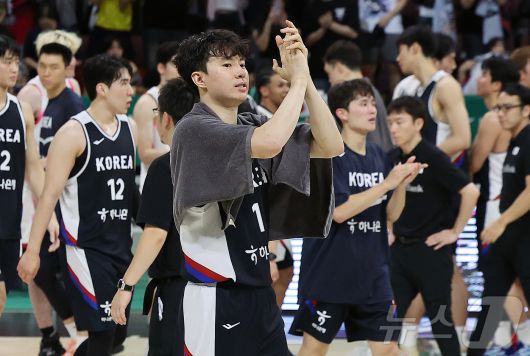 13일 오후 경기도 안양 정관장 체육관에서 열린 하나은행 초청 2025 남자농구 국가대표 평가전 대한민국과 일본의 경기에서 19득점 12리바운드로 더블더블을 기록하며 84대69 승리를 이끈 대한민국 이현중이 팬들에게 인사하고 있다. 2025.7.13/뉴스1 ⓒ News1 김진환 기자