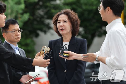 이진숙 교육부 장관 후보자가 30일 오전 서울 여의도 한국교육시설안전원에 마련된 인사청문회 사무실로 출근하며 취재진의 질의에 답변하고 있다. 2025.6.30/뉴스1 ⓒ News1 신웅수 기자