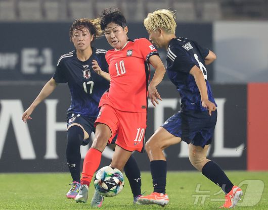 13일 오후 경기 화성시 향남읍 화성종합경기타운에서 열린 2025 동아시아축구연맹(EAFF) E-1 챔피언십 여자부 대한민국과 일본의 경기, 대한민국 지소연이 전반 일본 수비수들 사이로 돌파하고 있다. 2025.7.13/뉴스1 ⓒ News1 김진환 기자