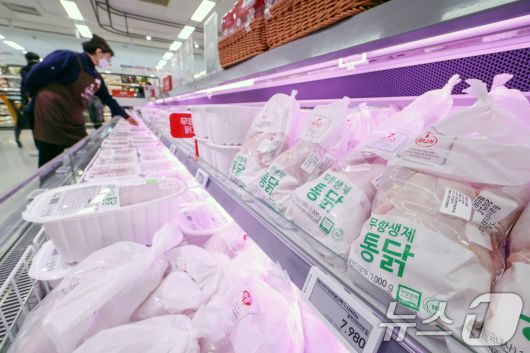 서울의 한 대형마트에서 닭고기가 판매되고 있다. 2025.1.23/뉴스1 ⓒ News1 민경석 기자