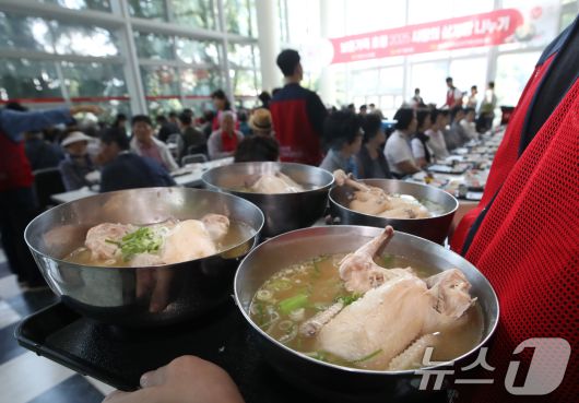 23일 부산 사상구 경남정보대학교 학생식당에서 열린 '사랑의 삼계탕 나누기 행사'에서 총학생회와 자원봉사자들이 제75주년 6·25 전쟁일을 앞두고 지역 보훈 가족 어르신 250여 명에게 삼계탕을 대접하고 있다. 2025.6.23/뉴스1 ⓒ News1 윤일지 기자