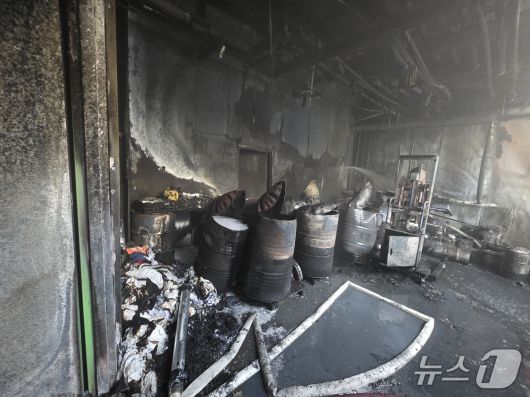 13일 경기 평택시 페인트 제조공장 화재 현장 내부 모습. (경기소방재난본부 제공, 재판매 및 DB금지)