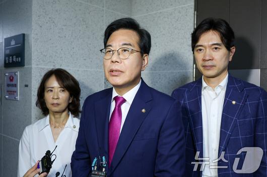 송언석 국민의힘 비상대책위원장 겸 원내대표가 지난 11일 서울 여의도 국회 의원회관 임종득 국민의힘 의원 사무실 앞에서 해병대원 특검팀의 임 의원실 압수수색을 규탄하며 발언하고 있다. 2025.7.11/뉴스1 ⓒ News1 안은나 기자