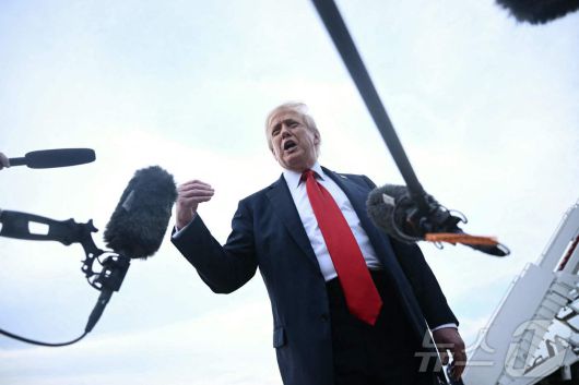 도널드 트럼프 미국 대통령이 13일(현지시간) '2025년 FIFA 클럽 월드컵 결승전'을 관람한 후 메릴랜드주 앤드루스 공군기지에 도착해 기자들의 질문을 받고 있다. 2025.7.13 ⓒ AFP=뉴스1 ⓒ News1 김경민 기자