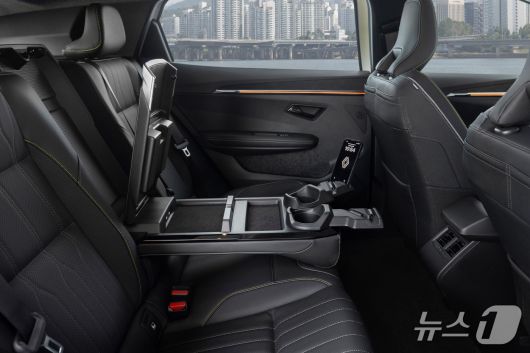 르노코리아의 준중형 전기 스포츠유틸리티차(SUV) '세닉 E-테크(tech) 100% 일렉트릭'의 2열 실내 모습(르노코리아 제공). 2025.07.10.