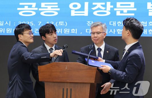 박주민 국회 보건복지위원장(왼쪽부터), 이선우 대한의과대학·의학전문대학원학생회 비상대책위원장, 김택우 대한의사협회장, 김영호 교육위원장이 12일 오후 서울 용산구 대한의사협회에서 의과대학 교육 정상화를 위한 공동 성명서를 발표한 후 대화하고 있다. 2025.7.12/뉴스1 ⓒ News1 신웅수 기자