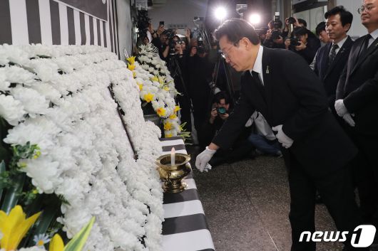 이재명 더불어민주당 대표가 14일 충북 청주시청 임시청사에 마련된 오송 지하차도 참사 분향소에서 희생자들을 추모하고 있다. (공동취재) 2024.3.14/뉴스1 ⓒ News1 김용빈 기자