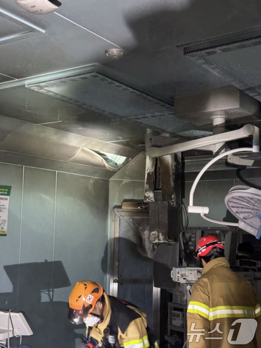 14일 오전 8시 12분쯤 광주 동구 조선대학교 병원 신관 3층 수술실 7번방에서 불이 나 10분 만에 자체 진화됐다. 사진은 화재가 난 수술실 내부 모습. (동부소방 제공. 재판매 및 DB 금지) 2025.7.14/뉴스1 ⓒ News1 이승현 기자