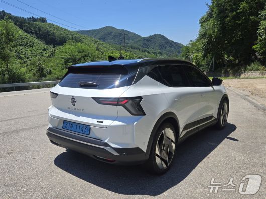 10일 강원 춘천 가락재 고갯길에서 촬영한 르노코리아의 준중형 전기 스포츠유틸리티차(SUV) '세닉 E-테크(tech) 100% 일렉트릭'의 모습. 2025.07.10/뉴스1 김성식 기자