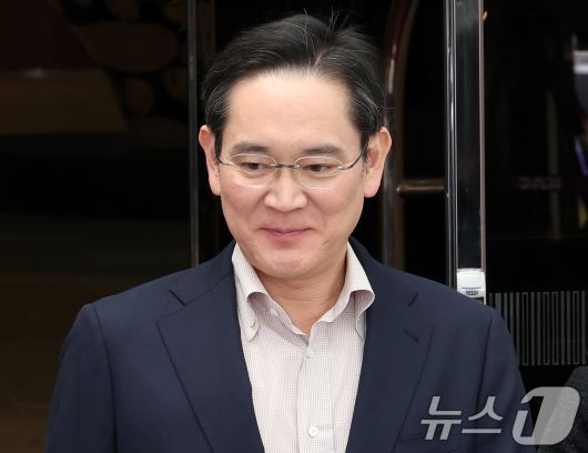 이재용 삼성전자 회장이 9일 일본 출장을 마치고 서울 강서구 서울김포비즈니스항공센터(SCBAC)로 귀국하고 있다. 2025.4.9/뉴스1 ⓒ News1 박세연 기자