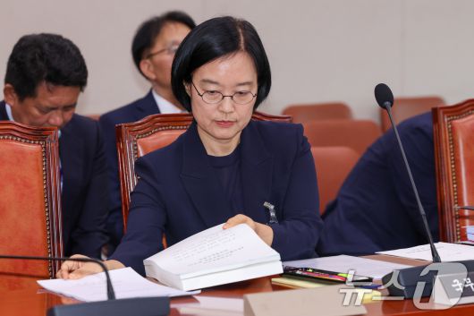 한성숙 중소벤처기업부 장관 후보자가 15일 오전 서울 여의도 국회 산업통산자원중소벤처기업위원회에서 열린 인사청문회에 출석해 자료를 살피고 있다. 2025.7.15/뉴스1 ⓒ News1 안은나 기자