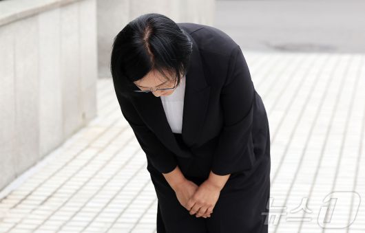 한성숙 중소벤처기업부 장관 후보자가 24일 오후 서울 영등포구 중소기업기술정보진흥원 수도권평가실 내 인사청문회 준비 사무실로 출근하며 취재진을 향해 고개 숙여 인사하고 있다. 2025.6.24/뉴스1 ⓒ News1 김진환 기자