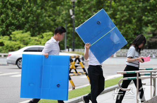 '12·3 비상계엄' 관련 내란·외환 사건을 수사하는 내란특검팀이 소환 조사를 거부 중인 윤석열 전 대통령에 대한 2차 강제구인 시도를 예고한 가운데 15일 오전 서울 서초구 서울고등검찰청에 마련된 내란특검 사무실 앞에서 관계자들이 압수수색 상자를 들고 이동하고 있다. 특검팀은 두 차례의 소환 조사에 불응한 윤 전 대통령이 재차 인치 지휘에 거부할 경우 물리력을 동원한 강제 구인 절차에 나설 것으로 보인다. 2025.7.15/뉴스1 ⓒ News1 오대일 기자