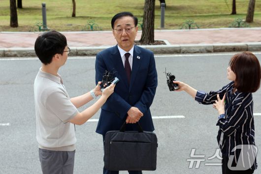 김윤덕 국토교통부 장관 후보자가 15일 오전 경기 과천시 정부과천청사에 마련된 인사청문회 사무실로 출근하며 소감을 밝히고 있다. 2025.7.15/뉴스1 ⓒ News1 황기선 기자