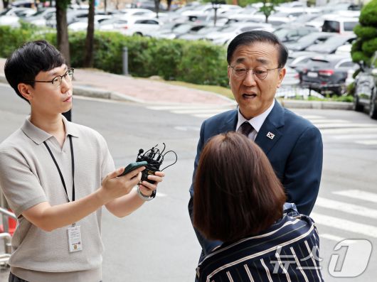 김윤덕 국토교통부 장관 후보자가 15일 오전 경기 과천시 정부과천청사에 마련된 인사청문회 사무실로 출근하며 소감을 밝히고 있다. 2025.7.15/뉴스1 ⓒ News1 황기선 기자