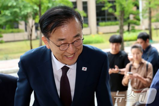 김윤덕 국토교통부 장관 후보자가 15일 오전 경기 과천시 정부과천청사에 마련된 인사청문회 사무실로 출근하고 있다. 2025.7.15/뉴스1 ⓒ News1 황기선 기자