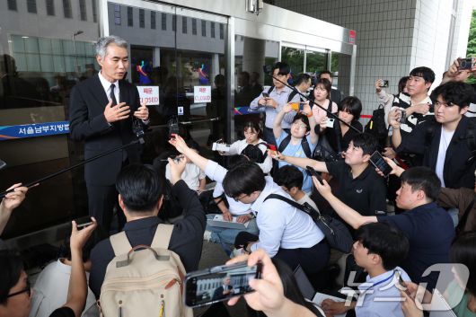 암호화폐 '위믹스'(WEMIX) 유통량 조작 의혹 혐의로 불구속기소 된 장현국 전 위메이드 대표이사가 15일 오후 서울 양천구 서울남부지법에서 열린 자본시장법 위반 1심 선고 공판에서 무죄를 선고받은 후 취재진의 질의에 답변하고 있다. 2025.7.15/뉴스1 ⓒ News1 신웅수 기자