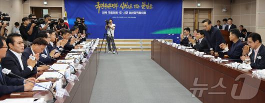 김윤덕 더불어민주당 의원(국토교통부 장관 후보자)이 11일 전북 전주시 전북특별자치도청 종합상황실에서 열린 전북 국회의원·도·시군 예산정책협의회에서 참석자들의 축하를 받고 있다. 2025.7.11/뉴스1 ⓒ News1 유경석 기자