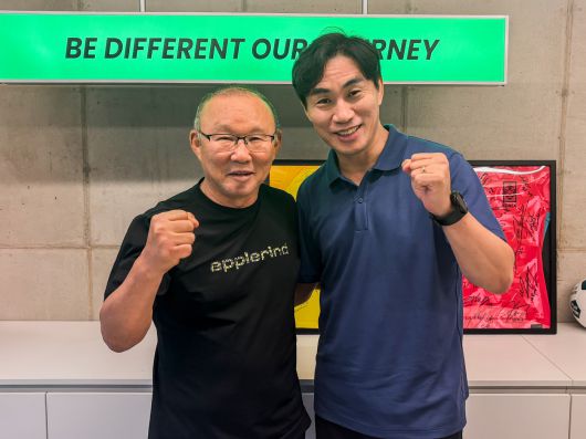 박항서 전 베트남 감독(왼쪽)과 김태영 참파삭 감독(디제이매니지먼트 제공)