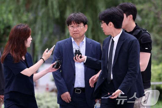 이상화 동해종합기술공사 부사장이 15일 서울 종로구 김건희 여사에 관한 의혹들을 수사하는 민중기 특별검사팀 사무실로 출석하고 있다. 2025.7.15/뉴스1 ⓒ News1 박지혜 기자